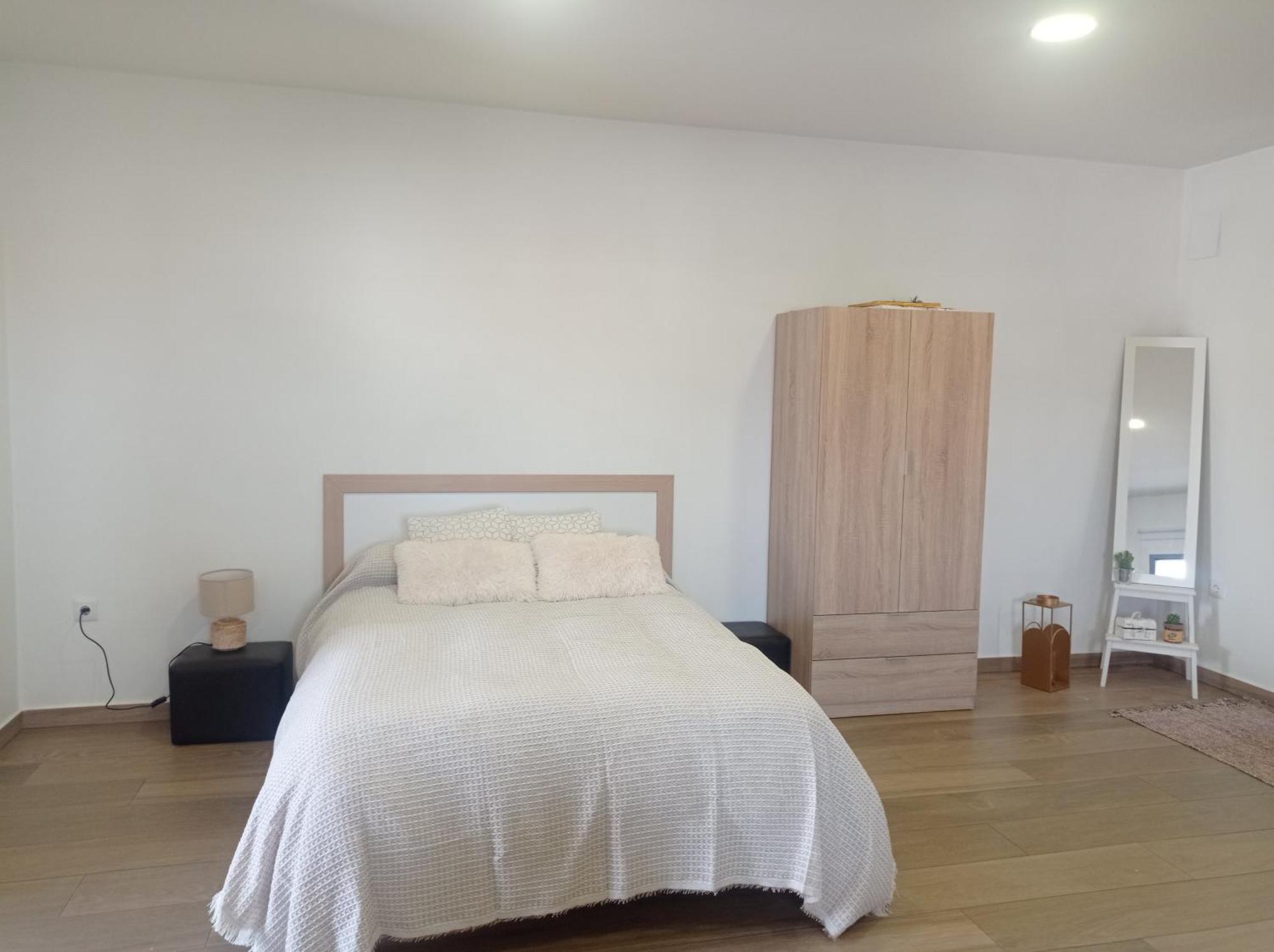 Loft para 2 personas con cocina americana con gran luminosidad, TV 42, cama de matrimonio con colchón de buena calidad, dos sofás grandes y comodos , con baño con plato de ducha,chimenea interior y 2terrazas de unos 50 metros y barbacoa exterior,pre Herencia Exterior foto
