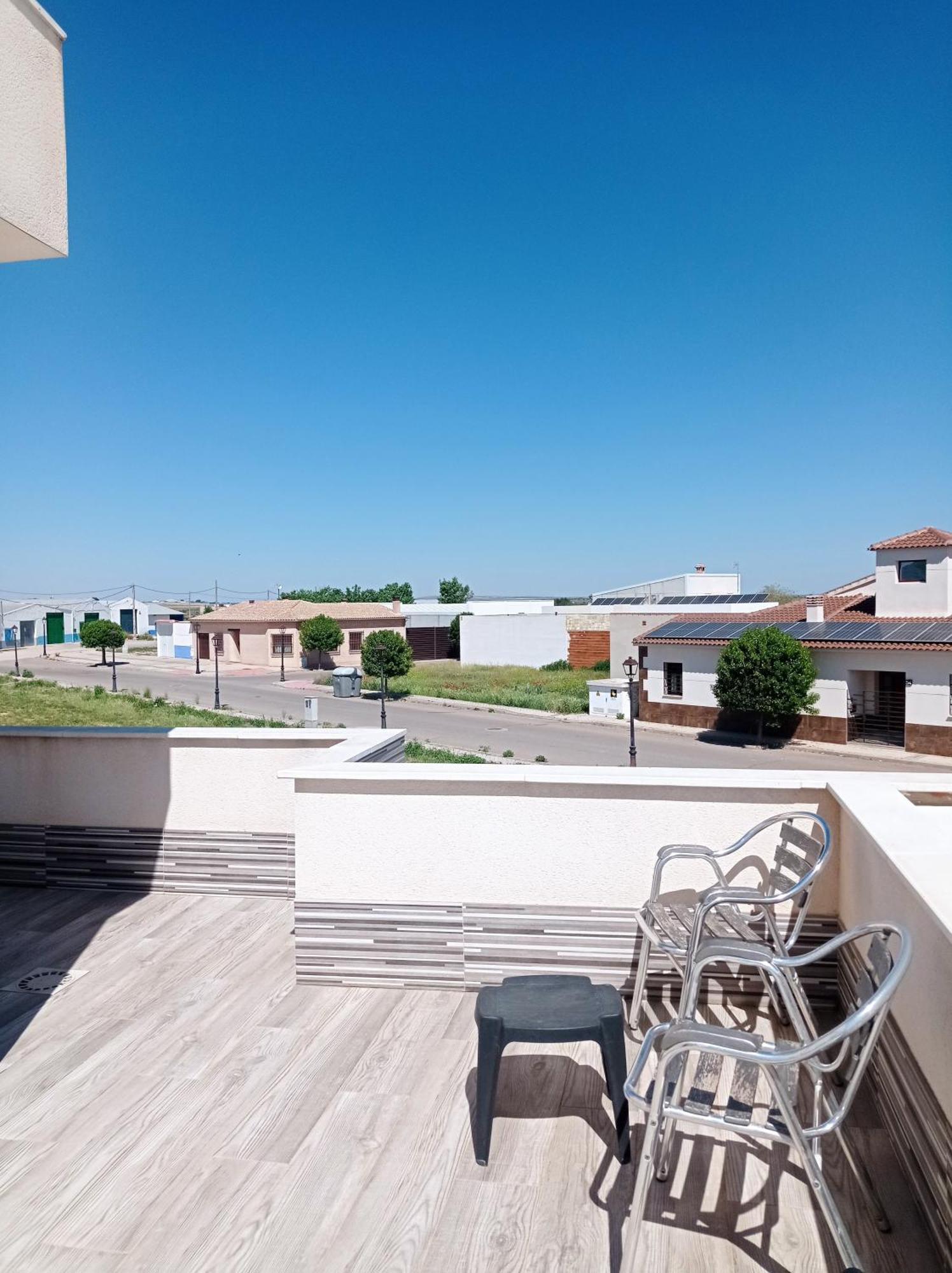 Loft para 2 personas con cocina americana con gran luminosidad, TV 42, cama de matrimonio con colchón de buena calidad, dos sofás grandes y comodos , con baño con plato de ducha,chimenea interior y 2terrazas de unos 50 metros y barbacoa exterior,pre Herencia Exterior foto