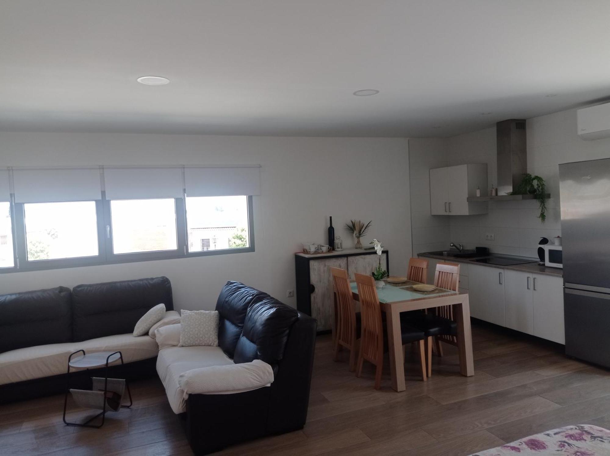 Loft para 2 personas con cocina americana con gran luminosidad, TV 42, cama de matrimonio con colchón de buena calidad, dos sofás grandes y comodos , con baño con plato de ducha,chimenea interior y 2terrazas de unos 50 metros y barbacoa exterior,pre Herencia Exterior foto