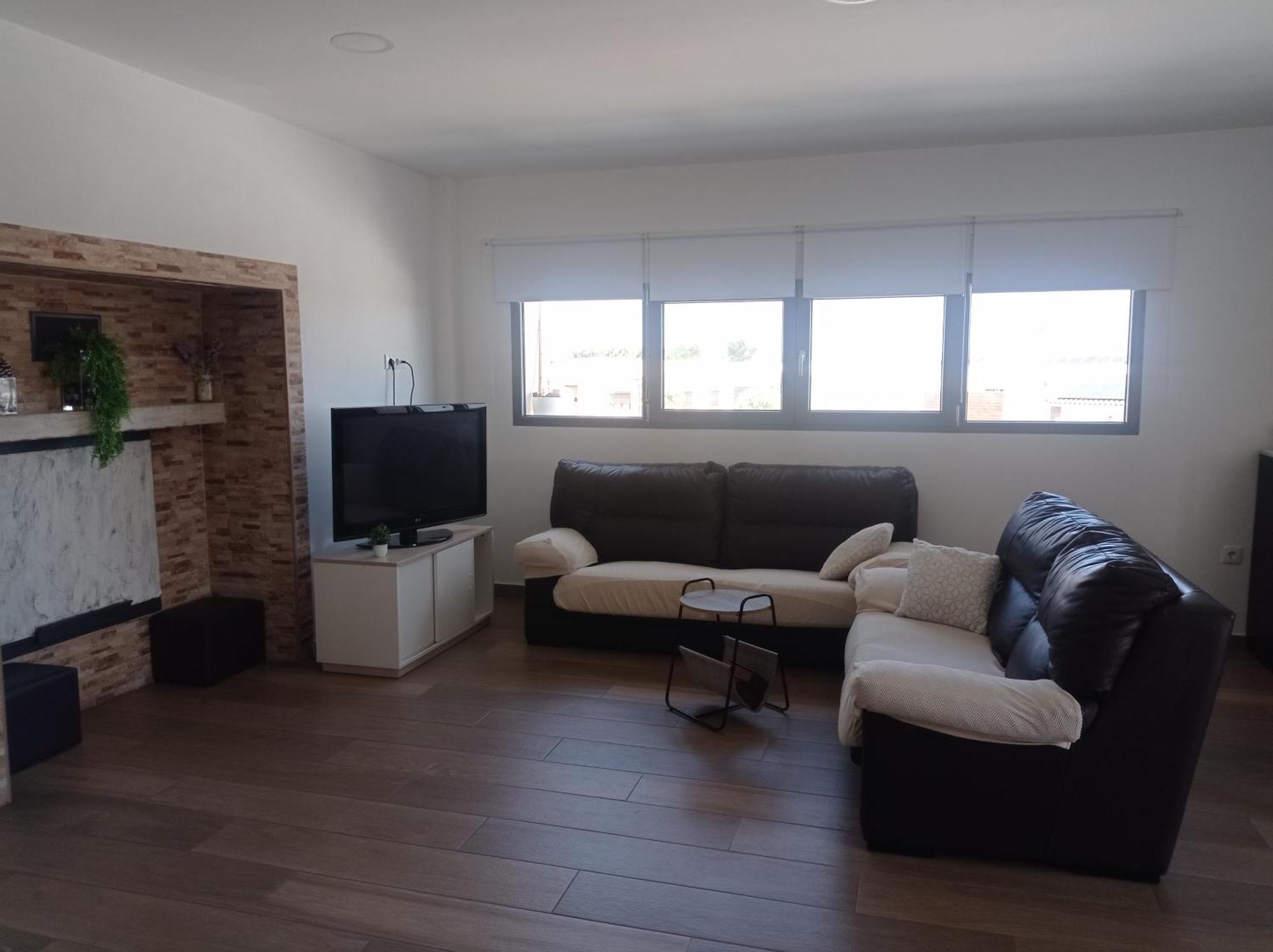 Loft para 2 personas con cocina americana con gran luminosidad, TV 42, cama de matrimonio con colchón de buena calidad, dos sofás grandes y comodos , con baño con plato de ducha,chimenea interior y 2terrazas de unos 50 metros y barbacoa exterior,pre Herencia Exterior foto