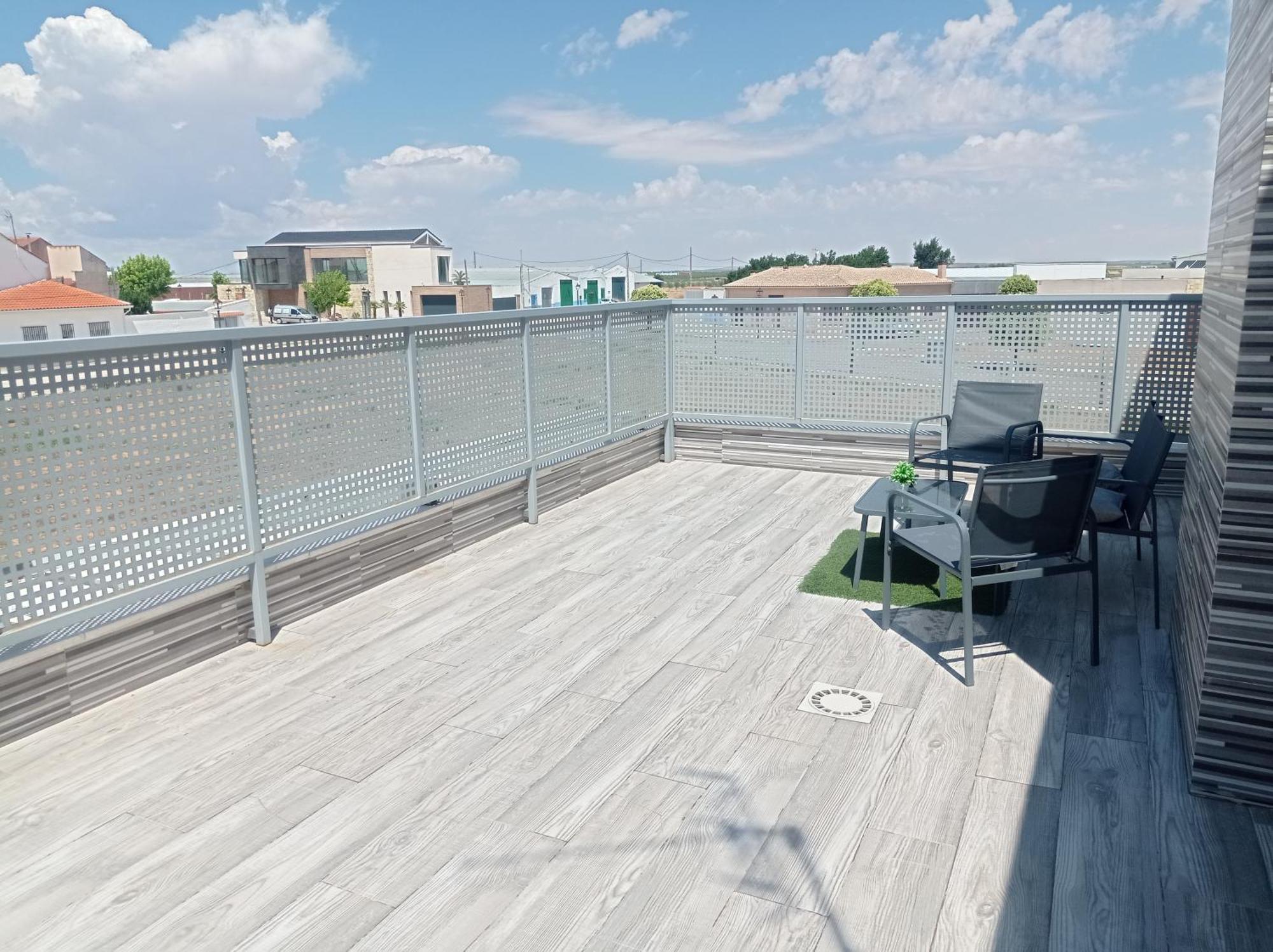 Loft para 2 personas con cocina americana con gran luminosidad, TV 42, cama de matrimonio con colchón de buena calidad, dos sofás grandes y comodos , con baño con plato de ducha,chimenea interior y 2terrazas de unos 50 metros y barbacoa exterior,pre Herencia Exterior foto